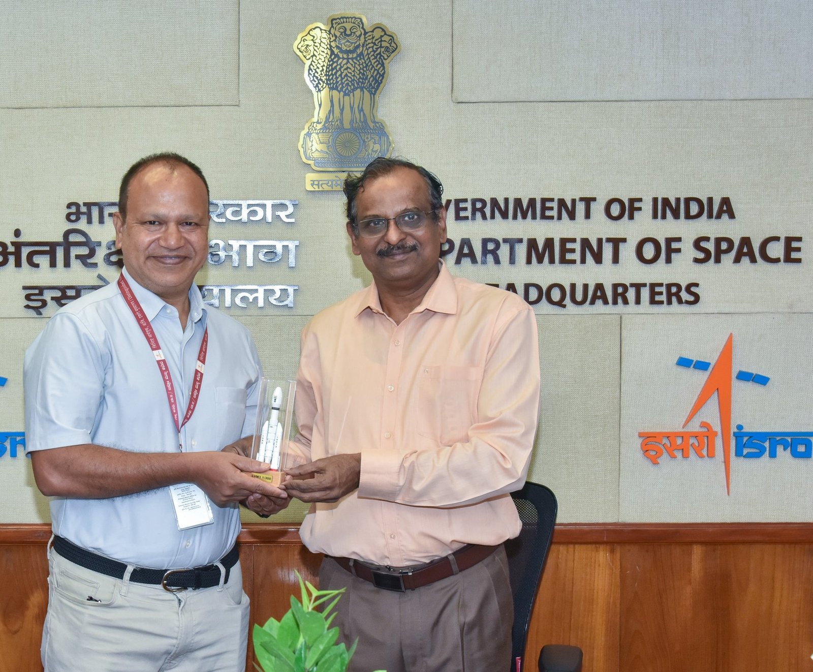 Dr. V. Narayanan, Chairman of ISRO, presenting a memento to BN Sivakumar at ISRO Headquarters, Bengaluru